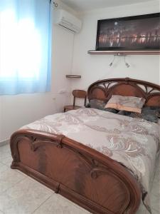 阿拉德Zimmer Arad Dead Sea, Big and Confortabוl Apartment, logic cost - במחיר שפוי的窗户客房内的一张大型木床