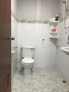 班敦孟The Best House&Hostel的白色的浴室设有卫生间和水槽。