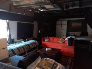 布鲁塞尔Edouard Boat的客厅配有红色的沙发和床。