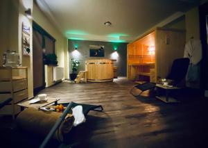 布什泰尼CASA ANKELI的带沙发的房间内,客厅里设有绿灯
