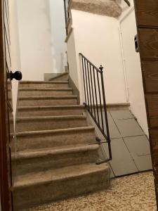 布雷西亚Casa Roveglia的楼梯栏杆的建筑物内的楼梯