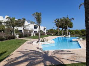 皮拉尔－德拉奥拉达达Prachtig penthouse appartement op Lo Romero golf的棕榈树庭院内的游泳池