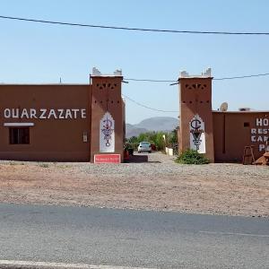 瓦尔扎扎特LESCALE DE OUARZAZATE的土路中间的建筑物