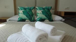 卡尔佩Hotel Calpe的酒店客房的床铺上备有毛巾