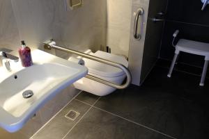 安塔利亚Vega Suites的一间带水槽和卫生间的浴室