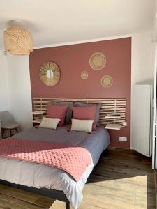 LorgiesLes Chambres de Lily 1的一间卧室设有一张带红色墙壁的大床