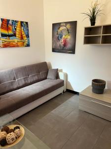 热那亚Appartamento Low-cost Fillak的客厅配有沙发和桌子