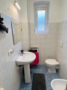 热那亚Appartamento Low-cost Fillak的白色的浴室设有水槽和卫生间。