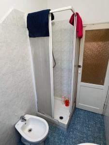 热那亚Appartamento Low-cost Fillak的带淋浴、卫生间和盥洗盆的浴室