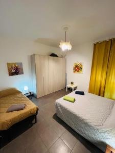 热那亚Appartamento Low-cost Fillak的一间卧室配有两张床和橱柜