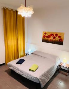 热那亚Appartamento Low-cost Fillak的一间卧室配有一张壁画床