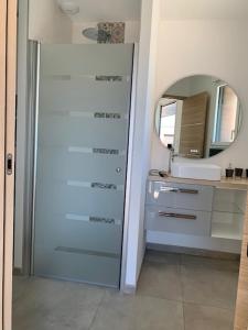 LorgiesLes Chambres de Lily 2的浴室设有门、水槽和镜子