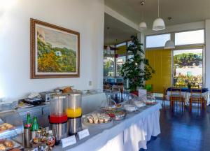 阿纳卡普里贝拉维斯塔酒店的餐厅内供应的自助餐食品和饮料