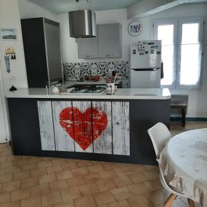 里夫杜海滩Ostréane-en-Ré的厨房里有一个心画的柜台