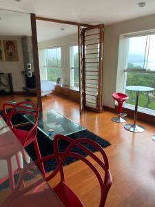 利马Miraflores Frente al Mar的客厅配有玻璃桌和红色椅子
