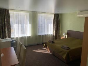 马热伊基艾Laisves 30的酒店客房设有床和窗户。