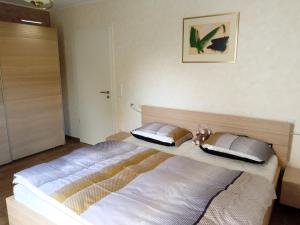 卢森堡Primeurs appartement haut standing de 85 m², Luxembourg-Kirchberg的卧室配有一张白色大床