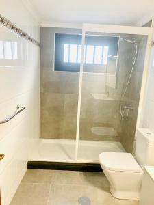 卡门港Tagoror Lanzarote的带淋浴和卫生间的白色浴室