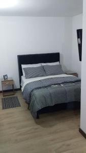 波哥大Apartaestudio Sector Hayuelos的一间卧室,卧室内配有一张大床