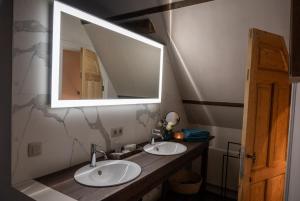 布鲁日B&B l'histoire de l'éclair的浴室设有2个水槽和镜子