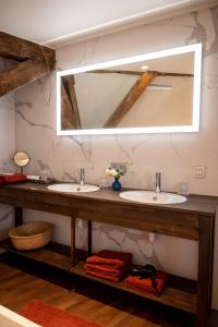 布鲁日B&B l'histoire de l'éclair的一间带两个盥洗盆和大镜子的浴室