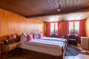 Swiss-Chalet Merlischachen - Historik Chalet-Hotel Lodge客房内的一张或多张床位
