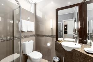 芒特甘比尔The Commodore的一间带卫生间、水槽和镜子的浴室