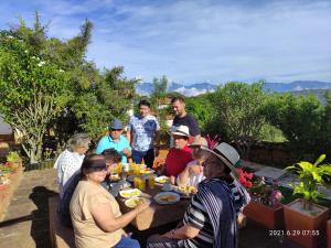 巴里查拉EcoHotel Barichara的一群坐在桌子旁吃饭的人