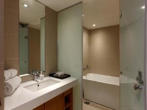 台北老爷会馆台北林森 – 华山文创园区的一间带水槽、浴缸和镜子的浴室