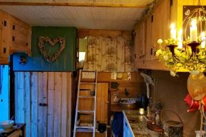巴特尔Glamp in Style in an Unique Horsebox Home的墙上的心脏,带木橱柜的厨房
