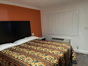 奥克兰奥克斯汽车旅馆的一间卧室设有一张床和一个窗口