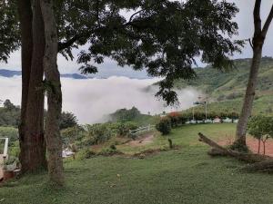 Ban Pha TangBan Chomdoi Resort PhaTang的远处云层的山丘景色