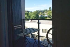 西雅图University of Washington New Apartment Studio w/kitchen and balcony的阳台的长凳,享有建筑的景色
