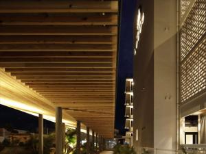 宫古岛罗克斯酒店的享有带天花板的建筑的夜景