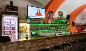 伊赫拉瓦威拉旅馆的酒吧的顶部设有电视