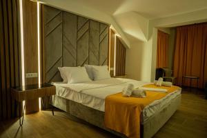 奥赫里德Villa Darki的酒店客房带一张大床,上面有两条毛巾