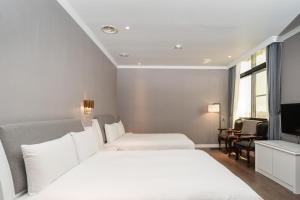 宜兰市宜兰富翔大饭店的酒店客房设有两张床和电视。