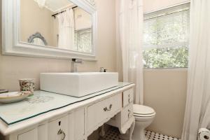 德班维尔Three Oaks的一间带水槽、卫生间和镜子的浴室