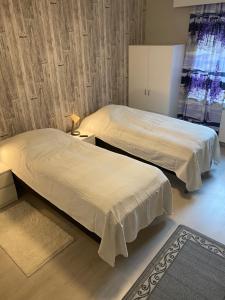 Kemi city ll, near snowcastle, 3 rooms, kitchen , glazed balcony FREE PARKING客房内的一张或多张床位