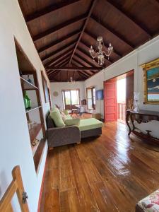 圣克鲁斯-德拉帕尔马Casa Ayane的客厅配有沙发和桌子