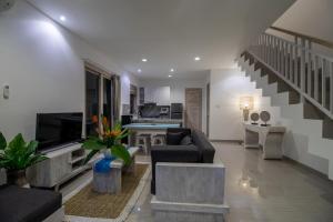 沙努尔Sayang Sanur Duplex的客厅配有沙发和桌子
