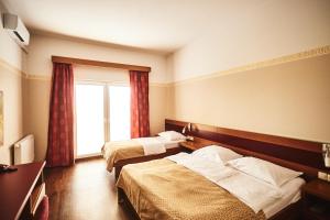 马里博尔维拉艾美酒店的酒店客房设有两张床和窗户。