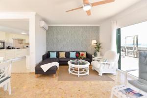 英格兰海滩Chalet Golden Sahara by VillaGranCanaria的客厅配有沙发和桌子