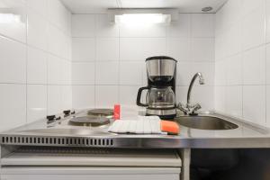 南特Appart'City Classic Nantes Viarme的厨房柜台设有水槽和搅拌机