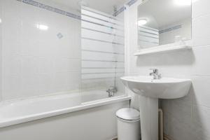 南特Appart'City Classic Nantes Viarme的白色的浴室设有水槽和淋浴。