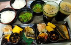 姬路TsukinoAkari月燈 姫路城隣的寿司和其他食品及饮料托盘