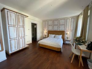 托尔诺Il Belvedere的一间卧室配有一张床、一张桌子和一张书桌