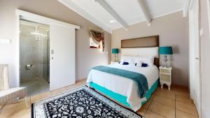 绍斯布鲁姆San Lameer Villa 2910 by Top Destinations Rentals的一间卧室设有一张床和一个步入式淋浴间。