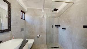 绍斯布鲁姆San Lameer Villa 2910 by Top Destinations Rentals的带淋浴、卫生间和盥洗盆的浴室
