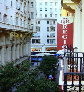 马德里雷西欧旅馆的一座标有标牌的建筑,上面标有酒店